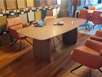 Lederland EINDHOVEN Showroommodel Myrte notelaar  ovaal 220 x 100